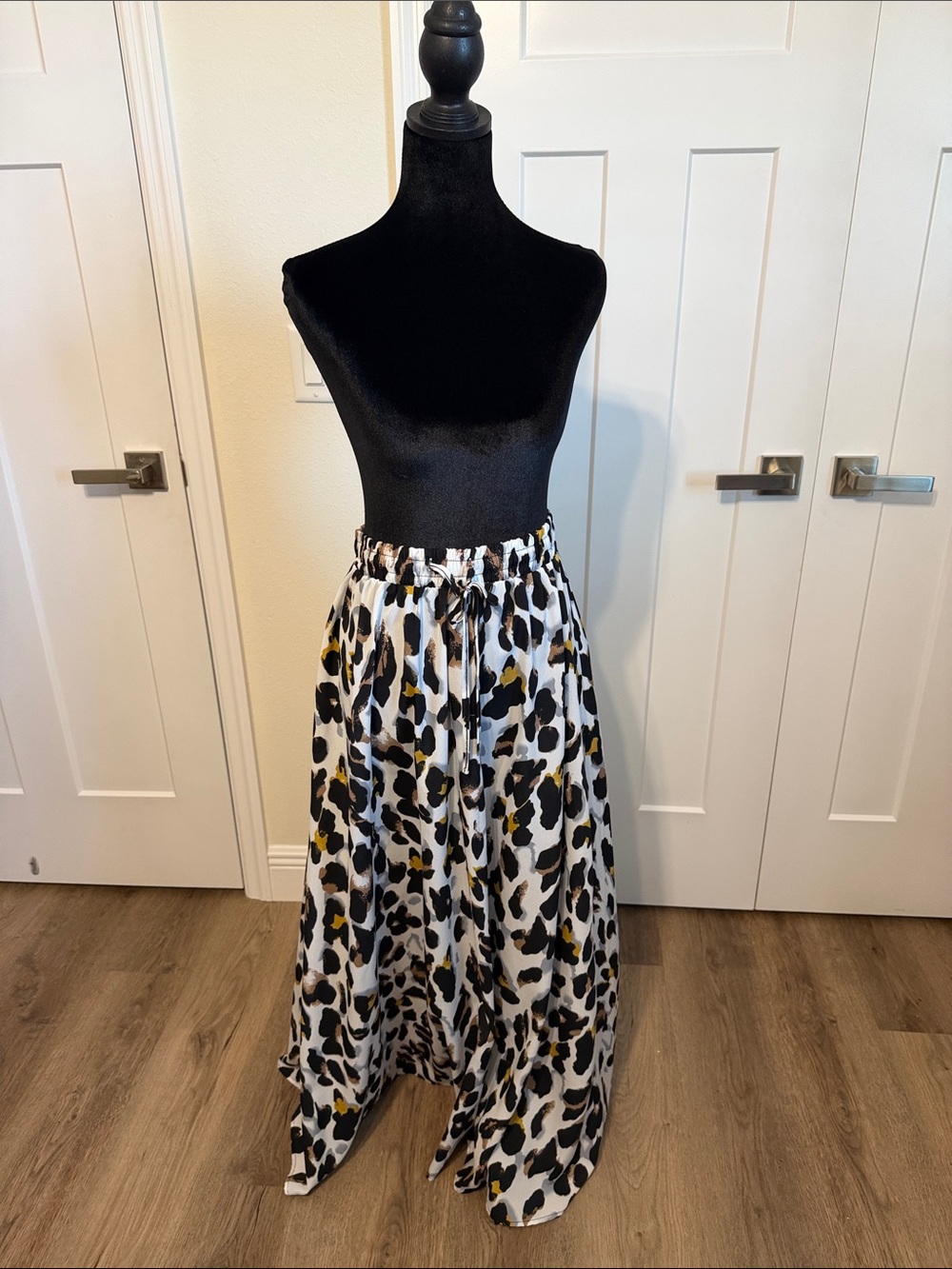 High-Low Leopard Print Maxi Skirt with Drawstring Waist - White/Black/Yellow